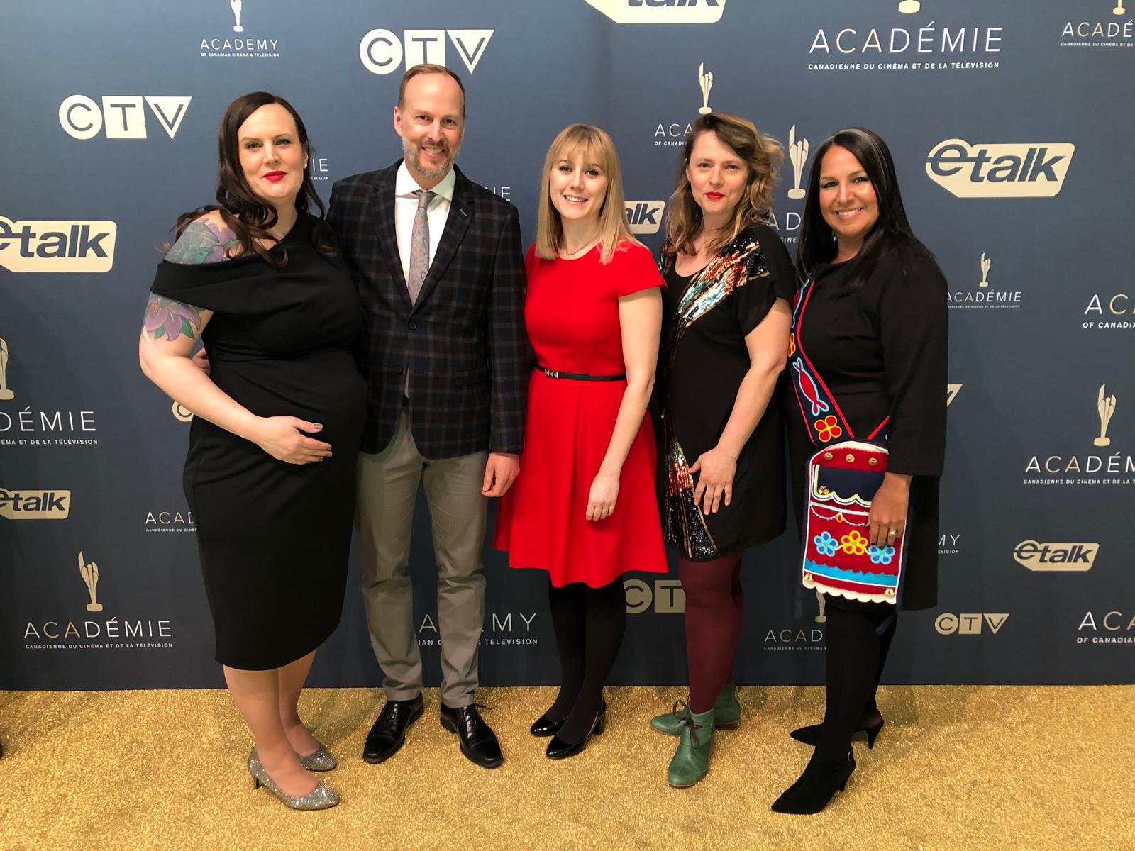 Jeff Newman is pictured with 4 woman at the Académie award show event